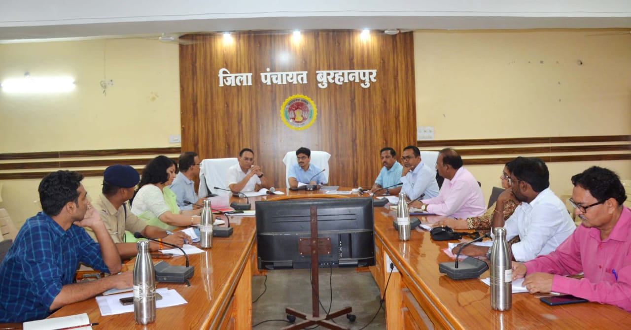 सड़क सुरक्षा समिति की बैठक संपन्न जिले में हो रहे निर्माण कार्यों को समय सीमा के भीतर पूर्ण किया जाये कलेक्टर सिंह