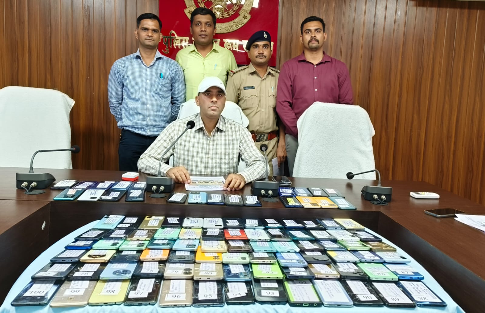 खरगोन पुलिस सायबर सेल ने गुम मोबाइल फोन ढूंढकर आवेदकों को सुपुर्द किए