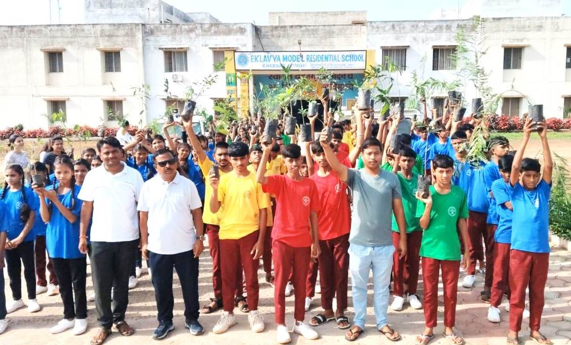 एक पेड़ माँ के नाम पौधारोपण कर लिया पर्यावरण संरक्षण का संकल्प