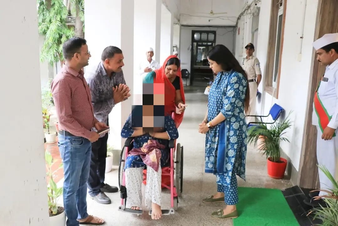 जनसुनवाई में आए आवेदक को कलेक्टर नेहा मीना द्वारा व्हीलचेयर प्रदान की