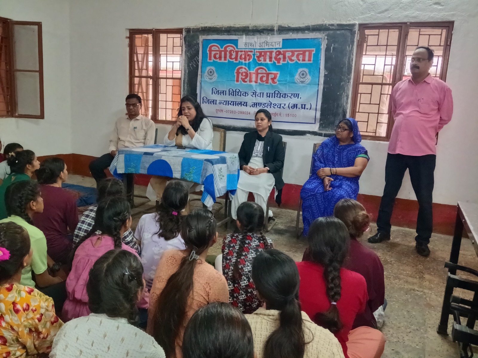 तीन छात्रावास, बालिकाओं को दी कानून की जानकारी