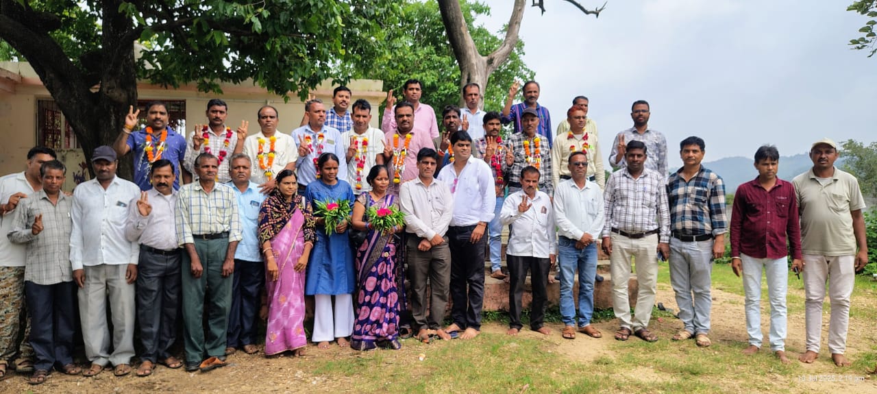 प्रदेश के मुख्यमंत्री कर्मचारी हित में निर्णय ले रहे हैं लेकिन अधिकारियों की उदासीनता के चलते जिले के शिक्षक अनेक लाभ से वंचित वाघेला