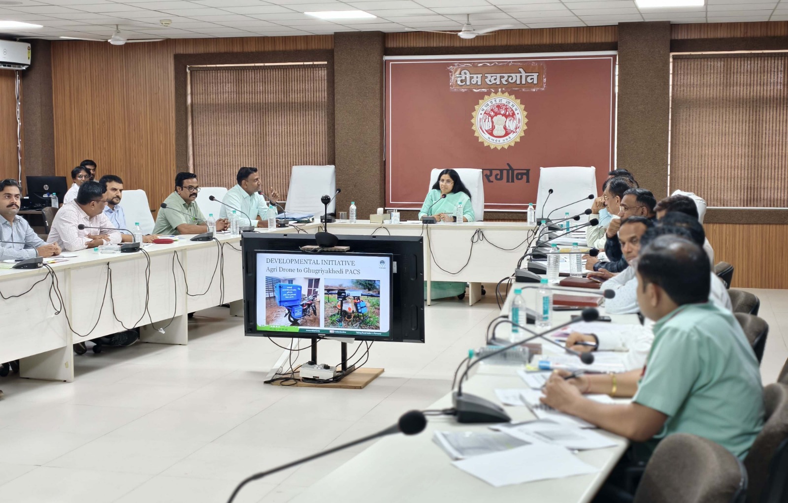 कलेक्टर ने की नाबार्ड की विभिन्न परियोजनाओं और हस्तक्षेपों की समीक्षा