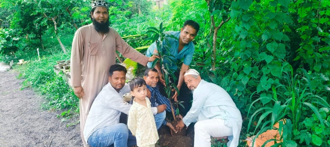 कुक्षी कब्रिस्तान में मुस्लिम समाजजनों ने किया पौधारोपण